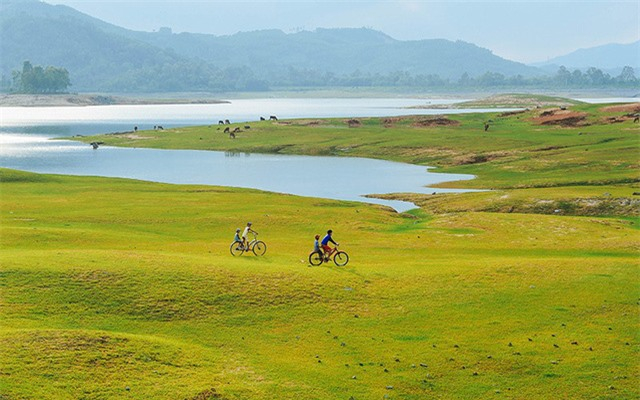 Hồ Phú Ninh là một trong những kỳ quan thiên nhiên ở miền Trung nước ta. Đẹp trong cảnh sắc lẫn không khí, hãy cùng xem hình ảnh của Hồ Phú Ninh để cảm nhận và tận hưởng vẻ đẹp hoang sơ, thanh bình của nó.
