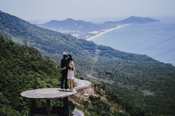 Nếu bạn yêu thích du lịch và yêu Việt Nam, thì ảnh cưới của một cặp đôi Việt Nam trong một điểm đến đẹp như hình ảnh này thật sự là điều tuyệt vời. Họ đã bắt giữ khoảnh khắc trong kỉ niệm lễ cưới của mình, cùng với cảnh quan đẹp như tràn đầy năng lượng của đất nước ta.