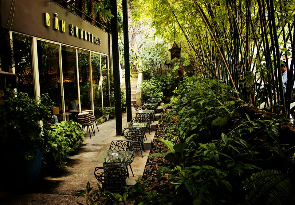 Café Biệt Thự sân vườn: Khám phá ngôi nhà biệt thự sang trọng và quán cà phê sân vườn tuyệt đẹp tại địa chỉ này. Từng chi tiết kiến trúc đầy uyển chuyển cùng với không gian xanh, giúp bạn có những trải nghiệm độc đáo và tuyệt vời.