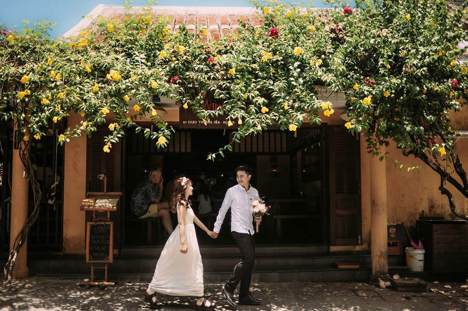 Hãy đến với album ảnh cưới Việt Nam của chúng tôi, bạn sẽ bị cuốn hút với những bức ảnh đẹp mộng mơ, lãng mạn và tràn đầy cảm xúc của các cặp đôi.