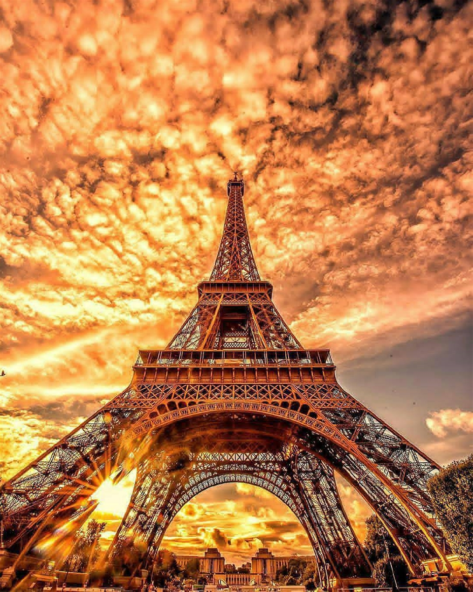 Hình ảnh cây tháp Eiffel trong thành phố imagestock0504