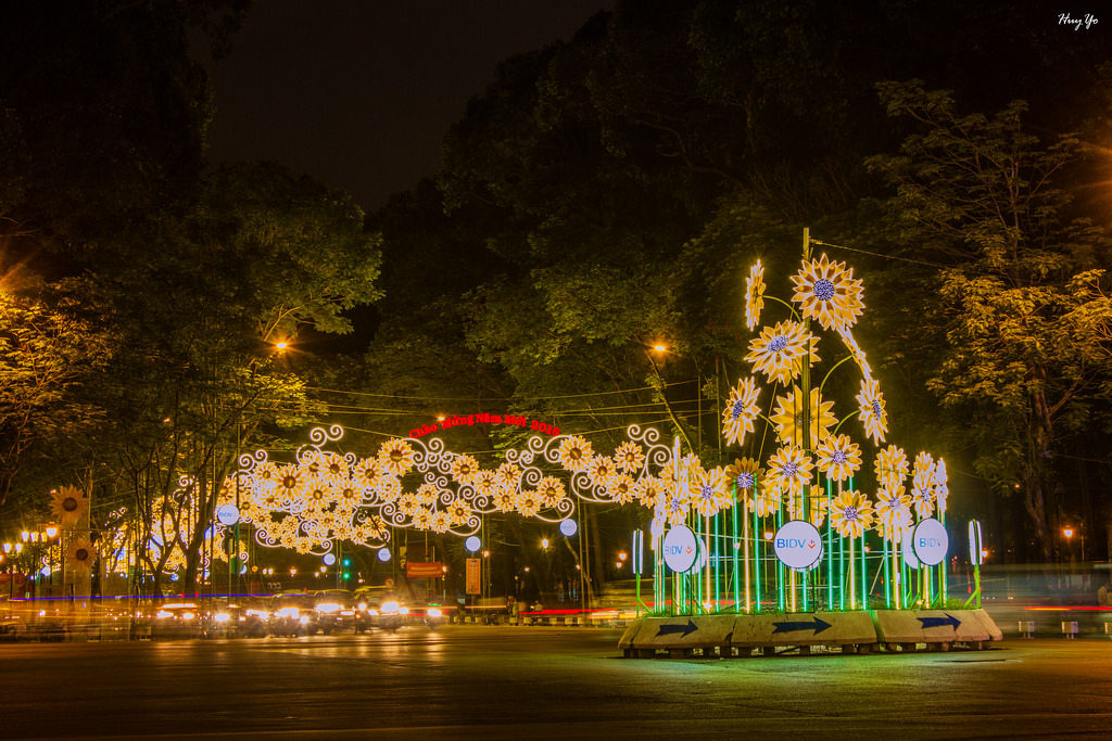 Sài Gòn là địa điểm check-in tuyệt vời vào dịp Tết! Cùng hòa mình vào không khí rộn ràng của thành phố, bạn sẽ tìm thấy những địa điểm tuyệt đẹp để chia sẻ và lưu trữ những khoảnh khắc đặc biệt của mình. Bạn có thể dễ dàng đăng tải lên mạng xã hội và chia sẻ niềm vui khắp nơi.