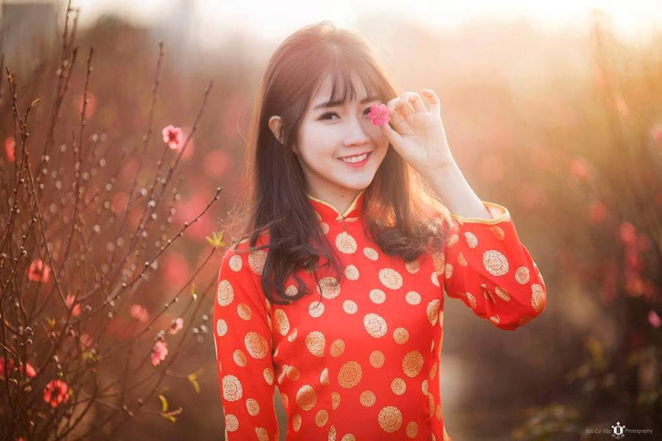 Khám phá sắc hoa tươi tắn, đủ màu sắc và hương thơm của Chợ Hoa Xuân truyền thống mang đậm chất Tết Việt Nam.