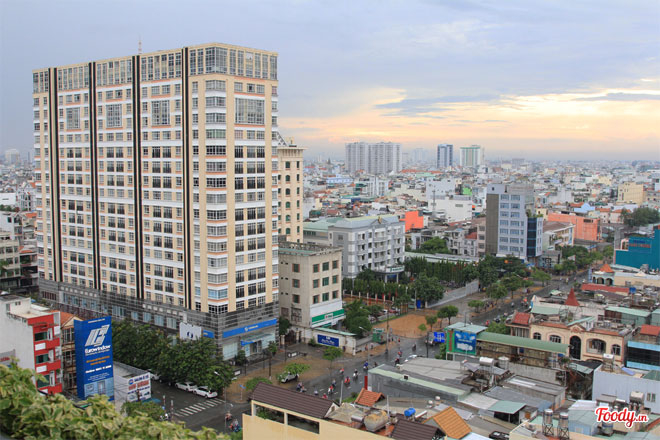 Năm 2024, Sài Gòn vẫn là điểm đến hấp dẫn cho những ai yêu thích chụp ảnh. Sân thượng của các tòa nhà cao tầng tại đây là nơi lý tưởng để bạn sáng tạo với những bức ảnh đẹp và độc đáo. Thưởng thức khung cảnh đẹp và tận hưởng không khí trong lành trên sân thượng trên cao. Hãy thử ngay để tận hưởng niềm vui chụp ảnh độc đáo.