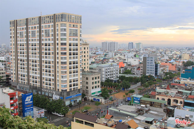 View sân thượng đẹp là một trong những thước phim tuyệt vời của cuộc sống. Từ đó, bạn có thể nhìn thấy toàn cảnh thành phố với những ánh đèn trời đêm, hoặc tận hưởng bình minh choáng ngợp trên cao. Cảm giác thật tuyệt vời khi được tản bộ trên sân thượng và ngắm nhìn view đầy cảm hứng.