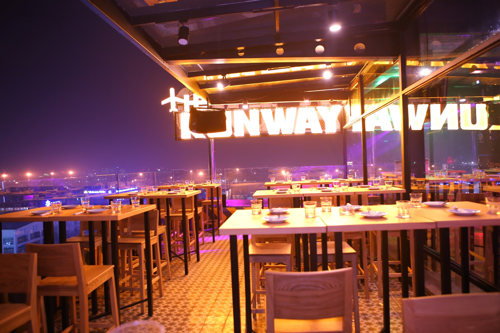 Ngỡ ngàng với beer club có rooftop ngắm đường băng đẹp nhất Sài Gòn | Bài  viết 