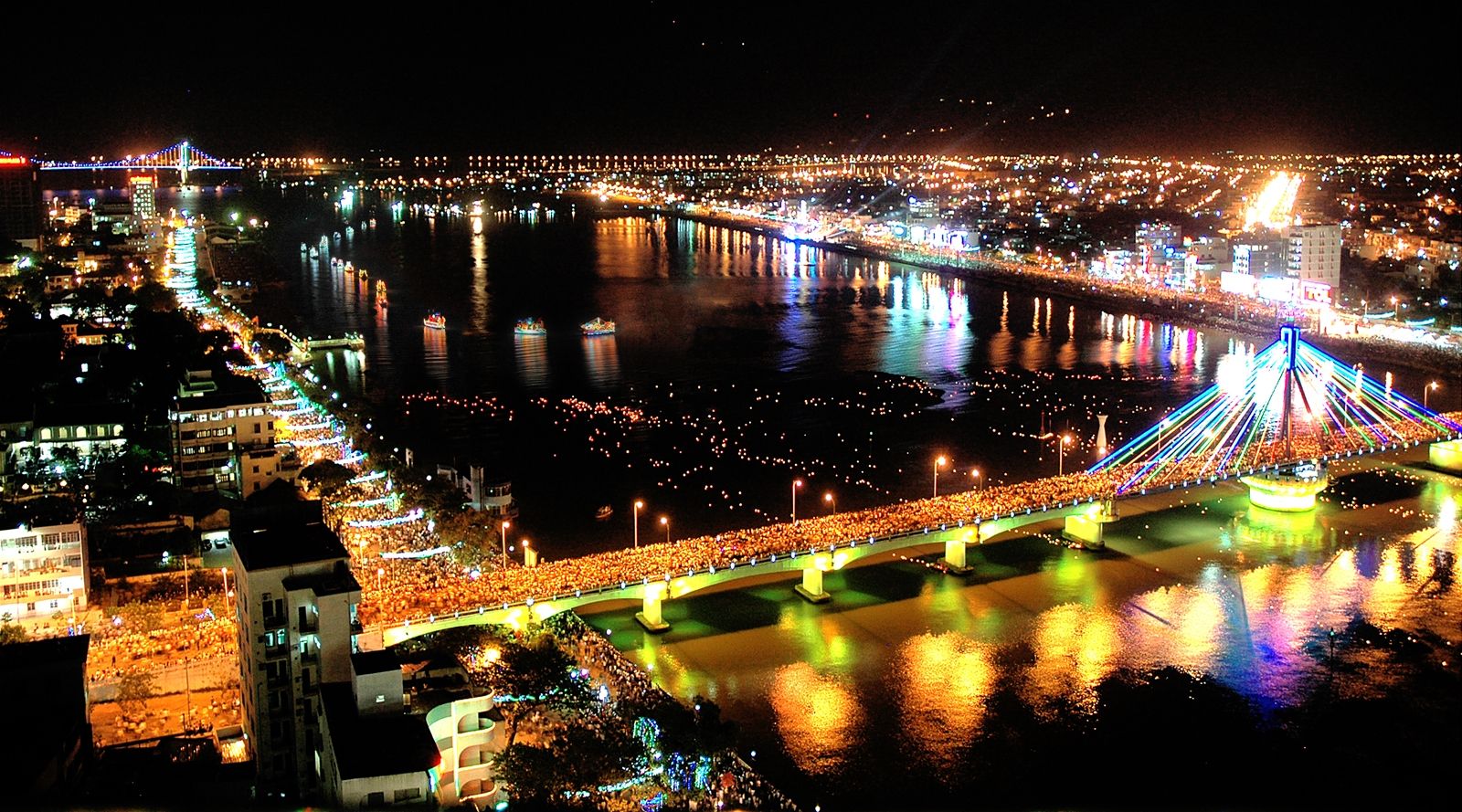 Bạn yêu thích nét đẹp của đêm tối và đang tìm kiếm những thành phố đẹp nhất để explore? Với danh sách Top 10 thành phố đẹp nhất về đêm của Việt Nam, bạn sẽ không thể bỏ qua cơ hội trải nghiệm và khám phá những điều thú vị trong cuộc sống đêm của các thành phố này!