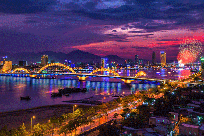 Thành phố biển: Với những bờ cát trắng, nước biển trong xanh và con người đặc trưng, Đà Nẵng được biết đến là thành phố biển đẹp và phồn hoa. Hãy xem qua những hình ảnh Đà Nẵng để cảm nhận sức hút của thành phố này.