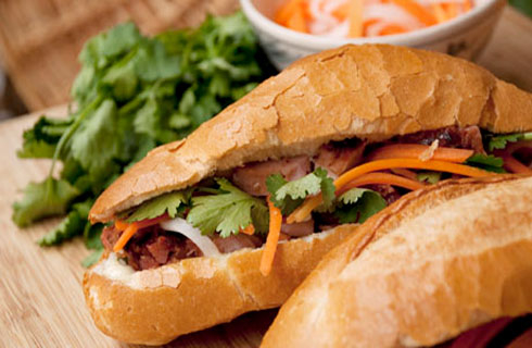 Món ăn đường phố Việt Nam là một phần không thể thiếu của văn hóa ẩm thực đặc trưng của đất nước. Với sự đa dạng cùng hương vị độc đáo, món ăn đường phố Việt Nam đã thu hút được rất nhiều thực khách trong và ngoài nước. Hãy cùng đến với những quán ăn đường phố để trải nghiệm và khám phá những hương vị tuyệt vời nhất.