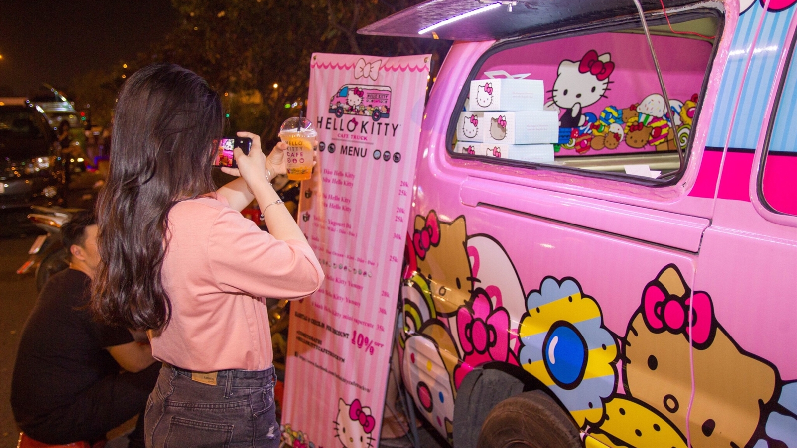 Bạn đam mê với những đồ vật liên quan đến thương hiệu Hello Kitty? Xe lưu động Hello Kitty sẽ trở nên đặc biệt và thú vị hơn bao giờ hết với những bức ảnh độc đáo của chúng tôi. Nhanh chân truy cập ngay trang web để xem và lưu giữ những kỷ niệm đáng nhớ của bạn về chiếc xe này nhé!