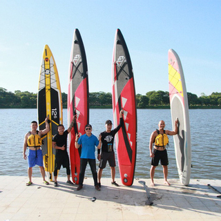 [Huế] Giới trẻ Huế hào hứng với trò chơi “lướt ván đứng” trên sông Hương