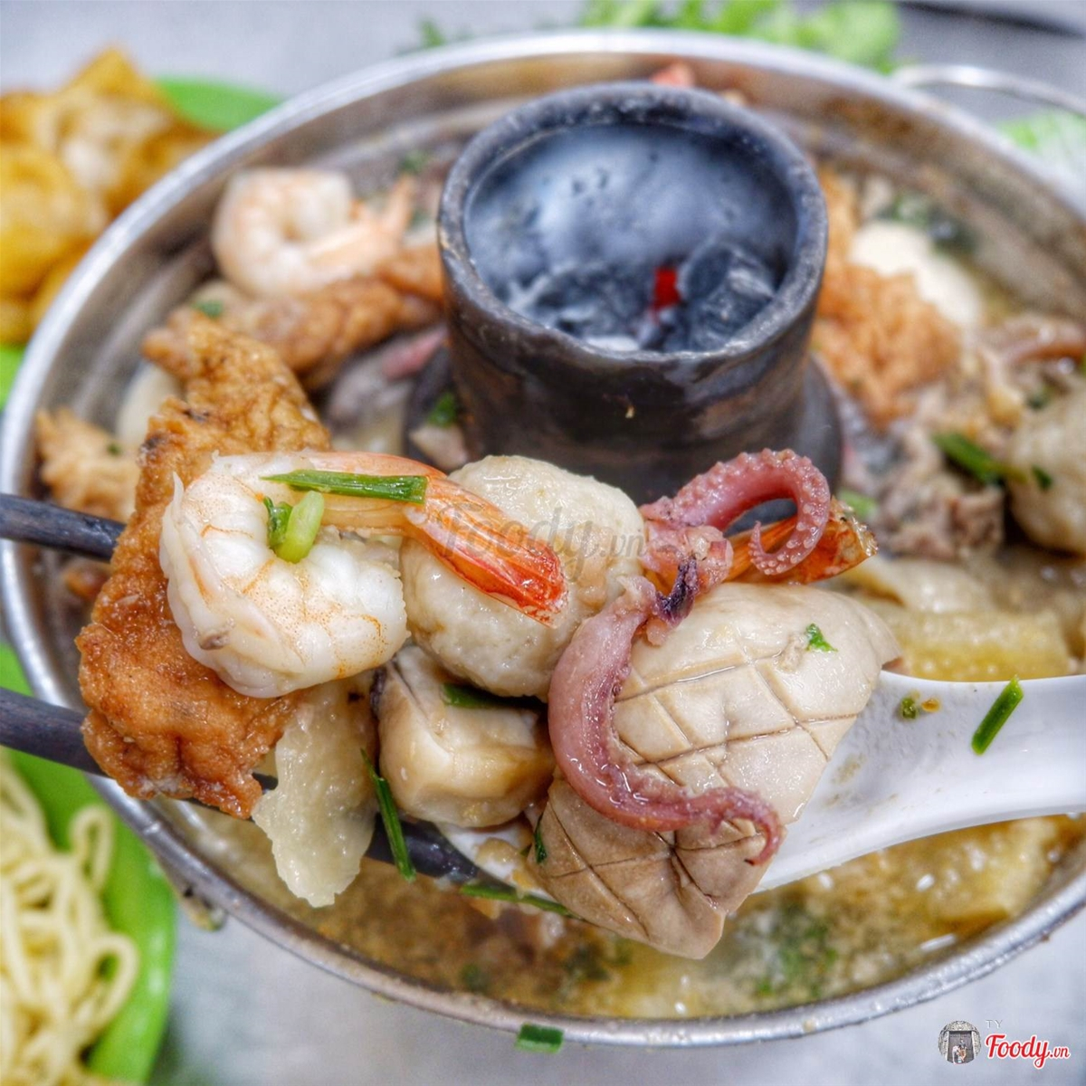 Lẩu tả pí lù có món gì đặc biệt tại Sài Gòn?