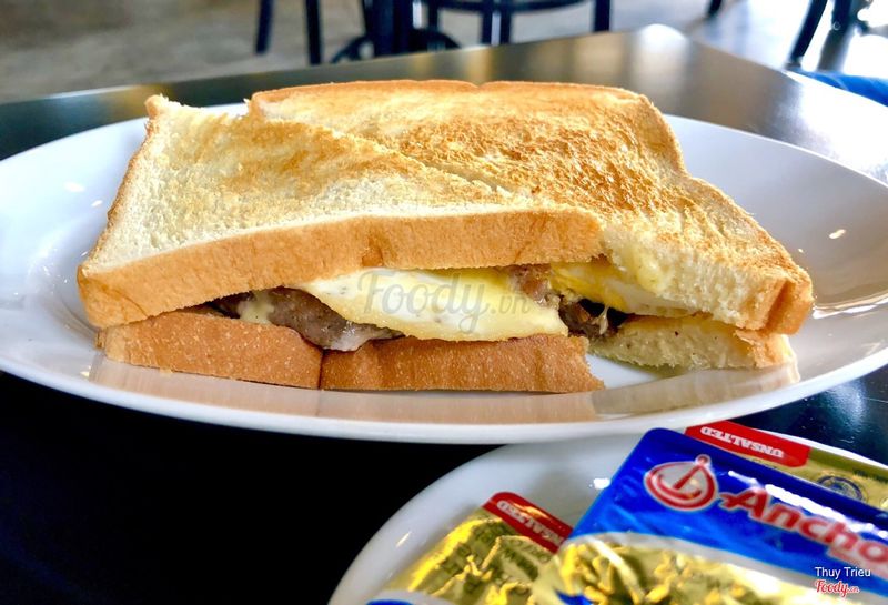Sandwich kẹp trứng và thịt xúc xích. 