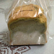 Sandwich bông lan trà xanh (trên bông lan, dưới sandwich)