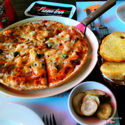 Pizza Hải sản cỡ vừa, lấy bánh mỏng, 2 người ăn no típ mắt.