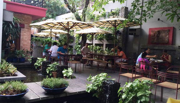 Cafe sân vườn Nguyễn Trọng Tuyển Tân Bình sở hữu không gian xanh mát yên tĩnh giữa lòng phố thị ồn ào. Quán cafe này nổi bật với thiết kế hiện đại cùng menu đồ uống mang đậm hương vị Việt Nam. Đến đây, bạn sẽ có những giây phút thư giãn tuyệt vời và tràn đầy năng lượng.