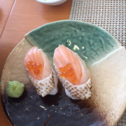 sushi cá hồi áp chảo