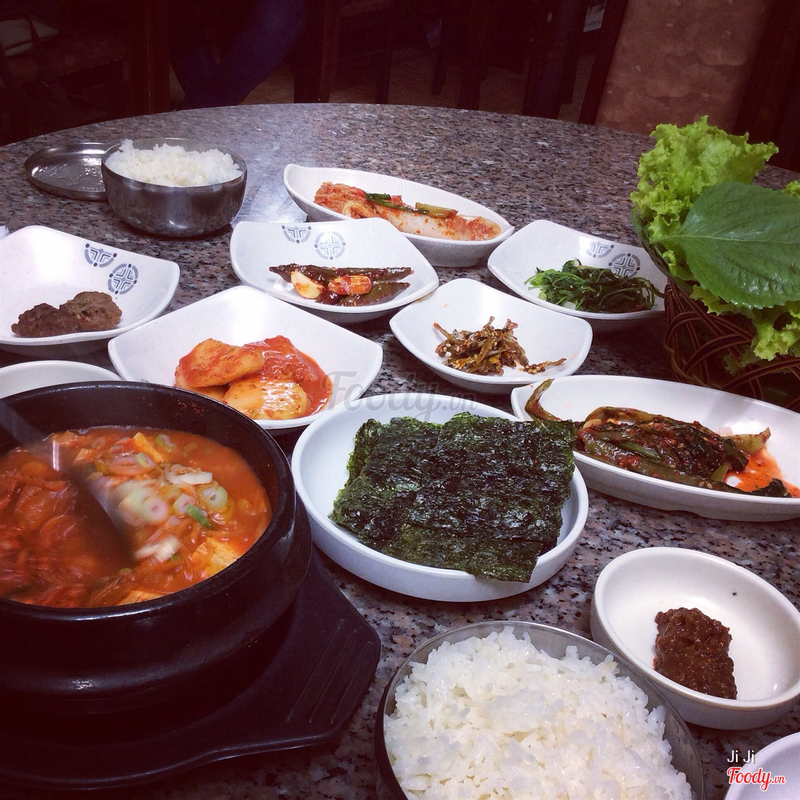 Panchan và soup kimchi 