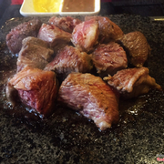 Thịt bò Mỹ nướng tảng 🍖 ngon nhất menu :)) thịt mềm, thơm, béo ngậy, ăn kèm với nước sốt của nhà hàng rất ngon ❤️😍❤️