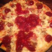 Pizza Al fresco Ngon khỏi chê điii ❤️❤️❤️2 người 1 bánh size L là quá đủuu r ý 😂😂😂 Nhân thơm ngon mềm mại, đế nóng giòn. Decor kiểu hay ho lắm ko biết tả tnao :)) có hành lang ngoài trời :3 mún ra ngoài ý ngồi cơ :3