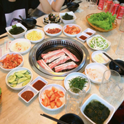 Thịt nướng , kimbap , tobocki , kim chi ,... 