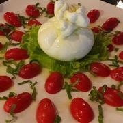 Salad caprese với burrata