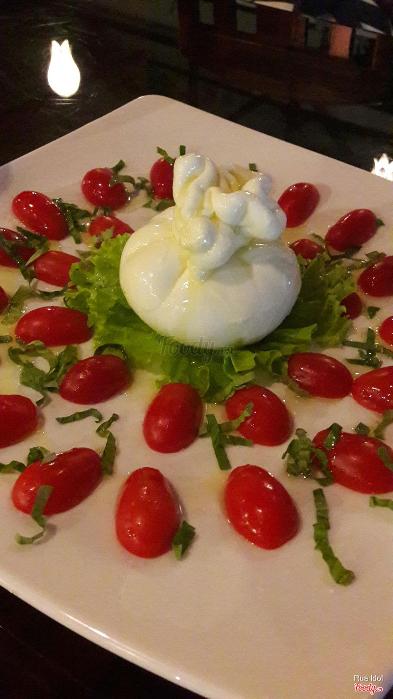 Salad caprese với burrata
