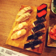 Sushi lươn nướng cũng chuẩn