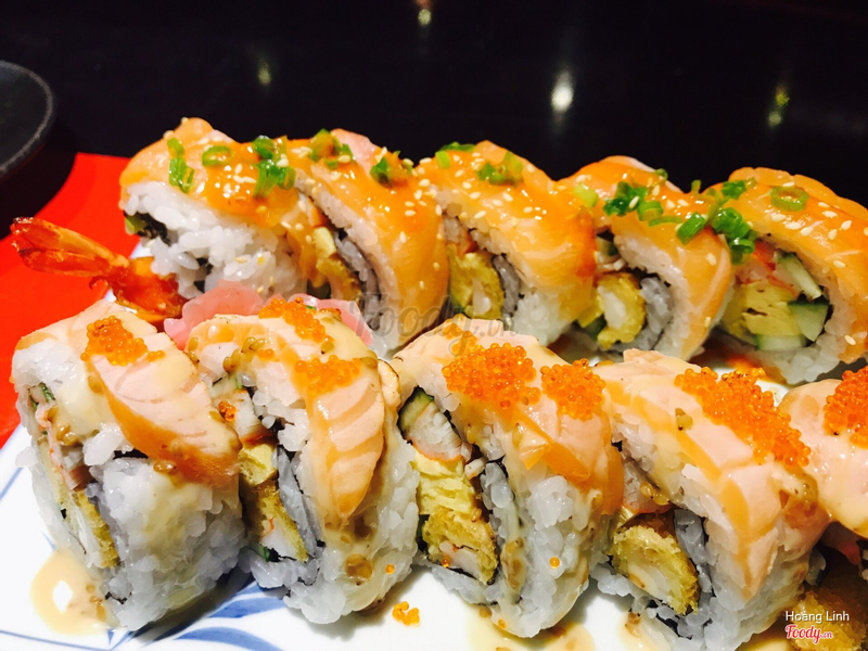 sushi cuốn cá hồi