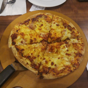 Pizza thịt nguội và thơm