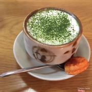 The 1985 Coffee - Món trà truyền thống Matcha Latte - thêm một miếng bánh nhỏ cho thêm hương vị cuộc sống