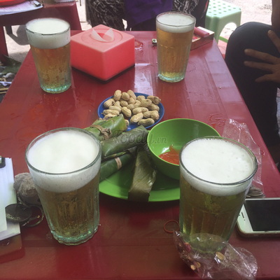 Quán Bia Bà Bát: Nếu bạn là tín đồ của hương vị bia truyền thống Việt Nam, hãy đến ngay Quán Bia Bà Bát. Với không gian ấm cúng và bia tươi ngon nhất, bạn sẽ có những giây phút thư giãn đáng nhớ cùng bạn bè và người thân.