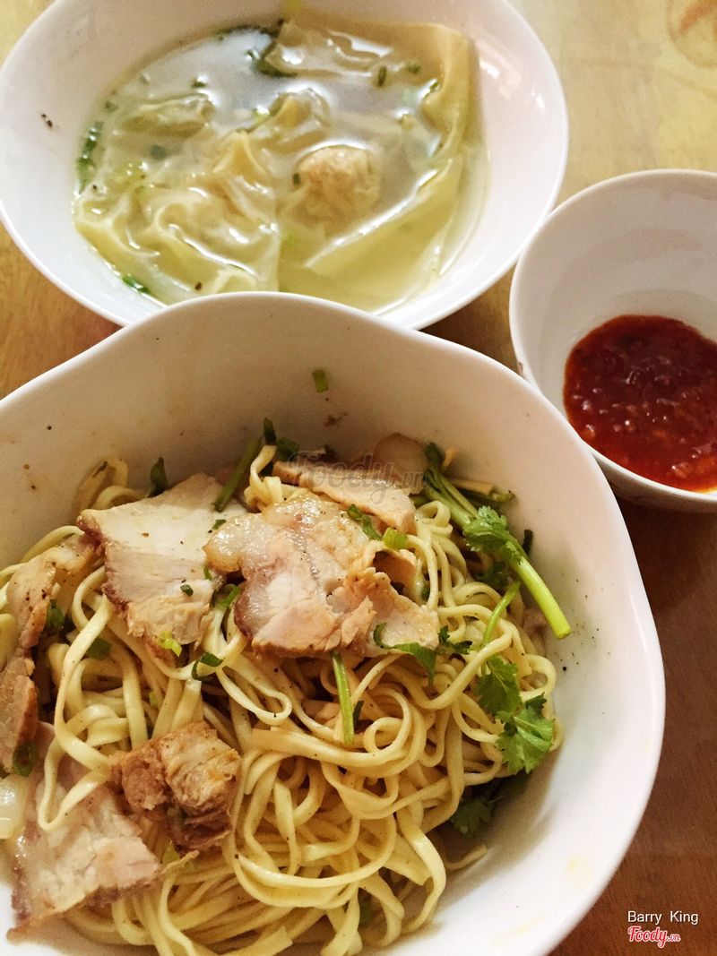 Mì xá xíu khô - Chasiu pork dry noodle, wonton soup on the side