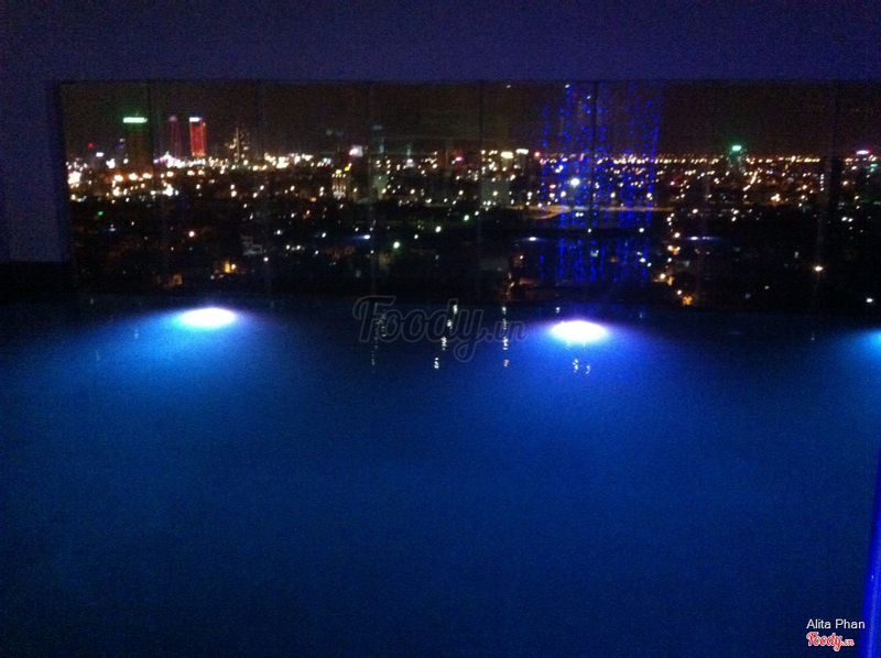 Hồ bơi view nhìn ra thành phố