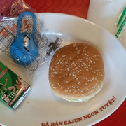 Kid meal ( 1 burger + 1 nước + 1 đồ chơi ) : 69k
