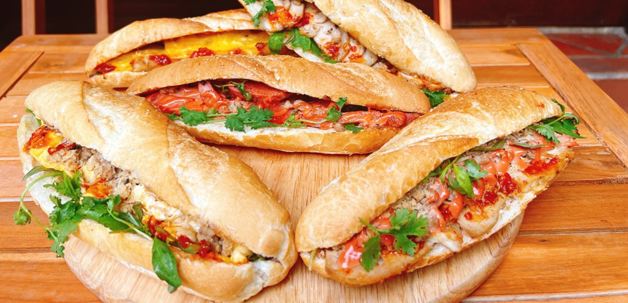 Bánh Mì Cô Chun - món ăn đặc trưng của Việt Nam được nhiều người yêu thích. Với kinh nghiệm lâu năm và công thức đặc biệt, Bánh Mì Cô Chun đã trở thành thương hiệu bánh mì nổi tiếng của Sài Gòn. Bạn sẽ được thưởng thức những chiếc bánh mì thơm ngon, đầy dinh dưỡng và giá cả phải chăng.