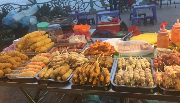 Con đường ẩm thực nổi tiếng để các thực khách dừng chân thưởng thức những món ăn đặc trưng của Việt Nam và quốc tế. Hãy xem những hình ảnh đẹp về Đường Phố Ẩm Thực và cảm nhận sự thú vị nơi này mang lại.