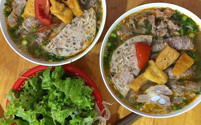 Có những món ăn liên quan nào khác trong ẩm thực Việt Nam mà sử dụng cua và hải sản nhưng không phải là bún riêu cua hải sản?