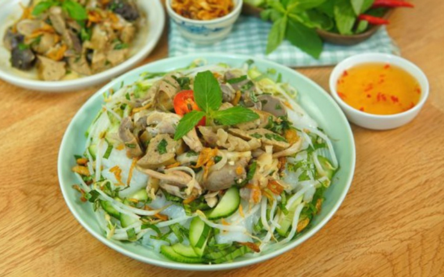 Cô Lai - Bánh Cuốn Nóng Lòng Gà