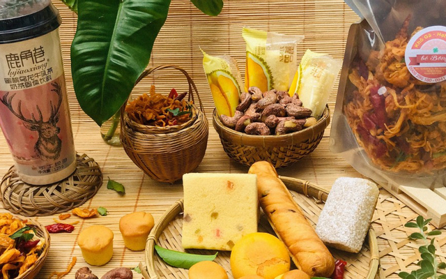 Ăn Vặt Bé Bông - Khô Gà, Hạt Điều & Bánh Đài Loan - Bình Chánh