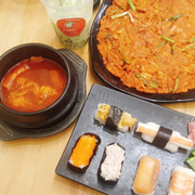 sashimi, bánh xèo Hàn Quốc, mì cay, trà Thái xanh
