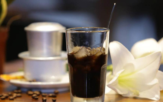Cafe đen đá Điện Biên Phủ: Hãy cùng chiêm ngưỡng hình ảnh một ly cafe đen đá thơm ngon, được pha cẩn thận với hạt cà phê Điện Biên Phủ nổi tiếng. Vị đậm đà của cà phê kết hợp với đá lạnh tạo nên một trải nghiệm thú vị và đầy cảm xúc.