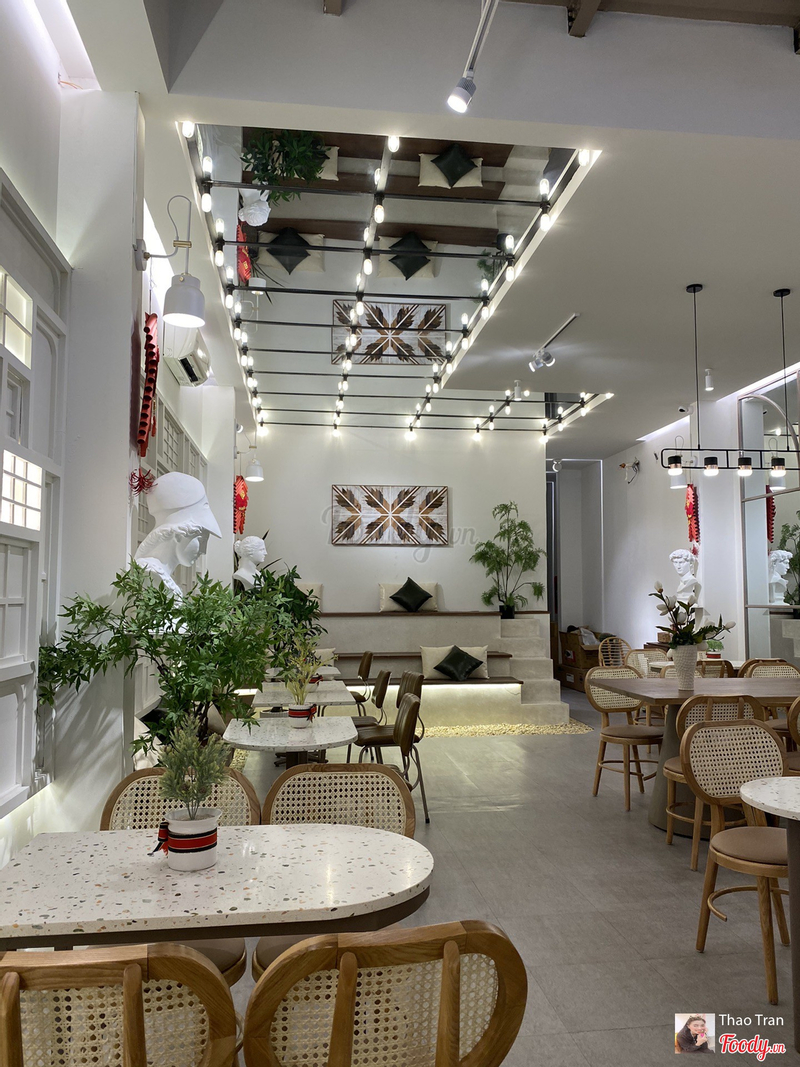 Oromia Coffee tọa lạc tại thành phố Hồ Chí Minh, với thiết kế độc đáo và một thực đơn đa dạng. Tại đây, bạn sẽ được thưởng thức những ly cà phê thơm ngon và tận hưởng không gian thoải mái, ấm cúng. Quán là một điểm đến lý tưởng cho những ai muốn thư giãn và tận hưởng không gian yên tĩnh trong đô thị ồn ào.