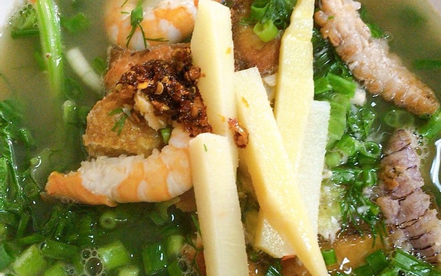 Loại hải sản thường được sử dụng trong miến xào hải sản là gì?
