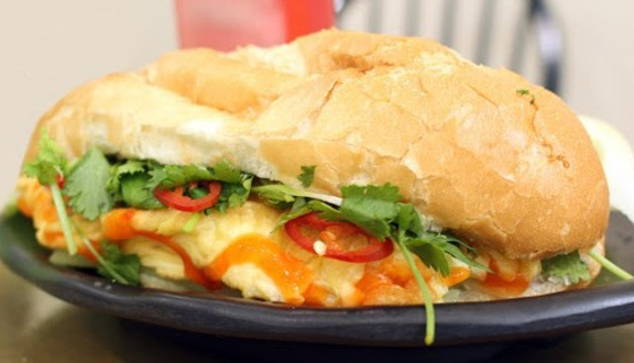 Chị Tình - Bánh Mì - Trần Phú