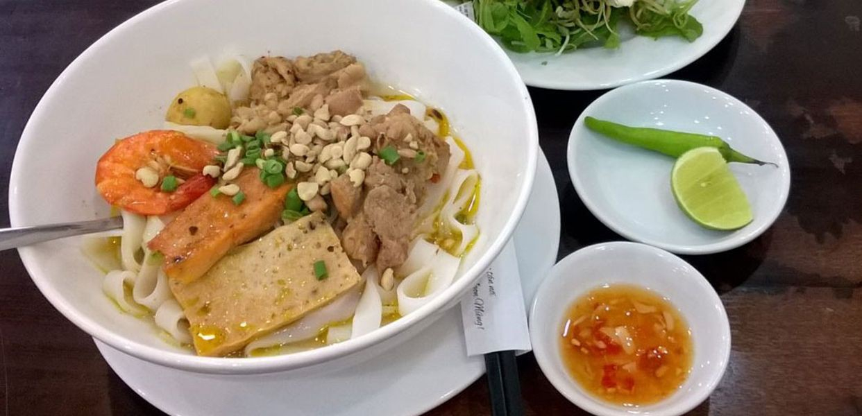 Mì Quảng, một trong những món ăn đặc trưng của miền Trung, với vị ngon đặc biệt và màu sắc bắt mắt chắc chắn sẽ làm bạn hài lòng. Hãy xem hình ảnh để chứng kiến sự quyến rũ của món ăn này.