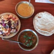 Trong hình có món bánh là Chapathi, đĩa màu sắc kia là Salad gà nướng, cari cừu là bát màu vàng, bát màu đỏ là thịt cừu thái miếng nấu cùng gia vị Ấn độ 