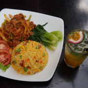Cơm Bò Lúc Lắc và Soda Mojito Chanh Dây ( Diced Beef Fried Rice and  Soda Mojito Passion Fruit.)