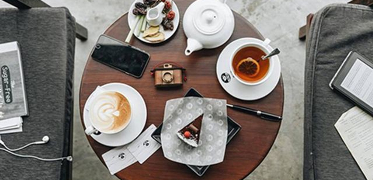 Three O\'clock Coffee & Tea là một quán cà phê đặc biệt ở Hồ Tùng Mậu. Với một không gian thiết kế sang trọng và tinh tế, bạn sẽ có cảm giác thư thái khi ngồi thưởng thức một ly cà phê hoặc trà thơm ngon. Hơn nữa, quán cũng cung cấp nhiều loại đồ uống khác nhau nên bạn có thể lựa chọn cho mình một ly phù hợp với sở thích của mình.