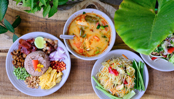 Sukhumvit Thai Street Food & Beer - Hồ Quang Cảnh